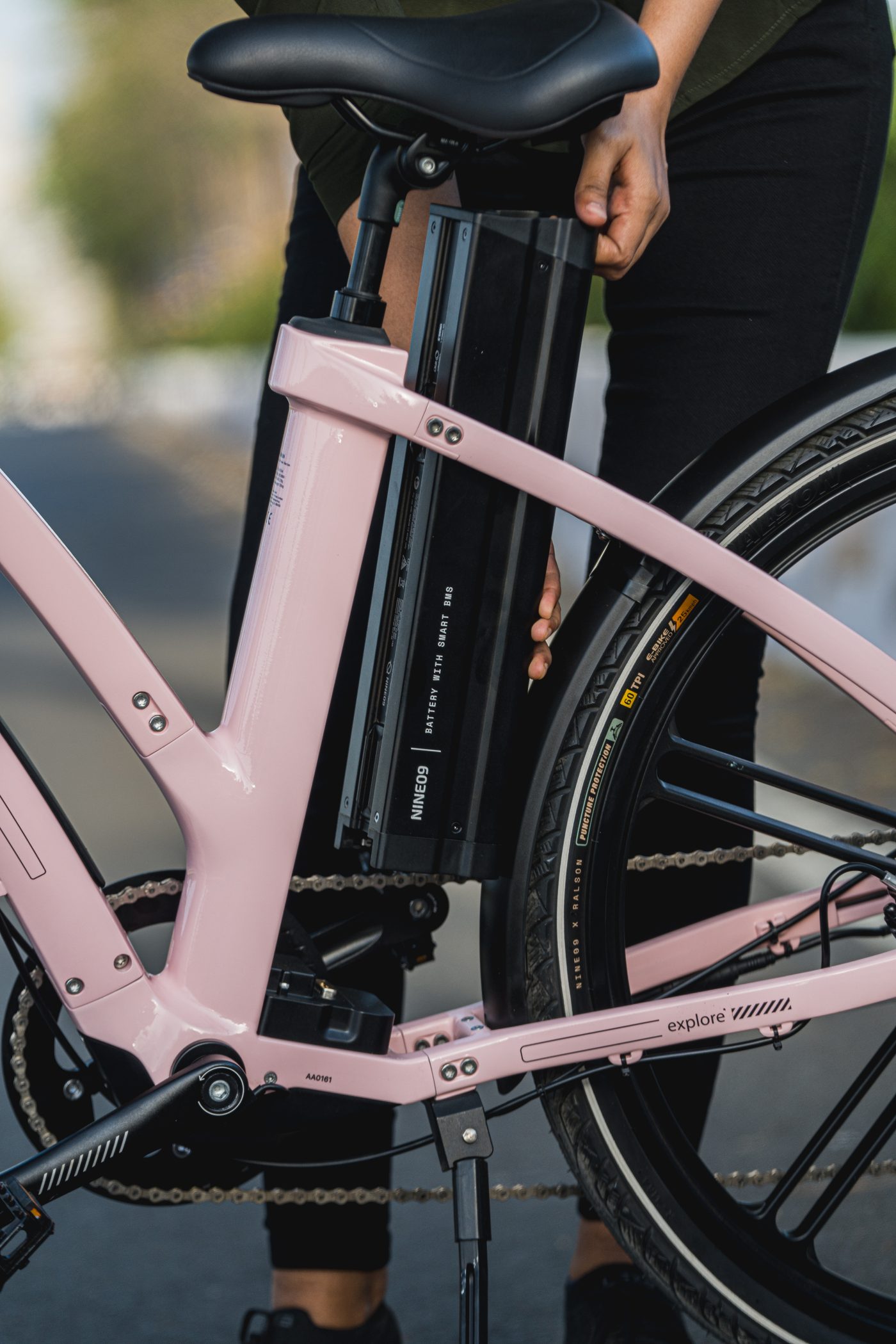 Aftageligt 374Wh elcykelbatteri løftes ud af NINE09-stellet